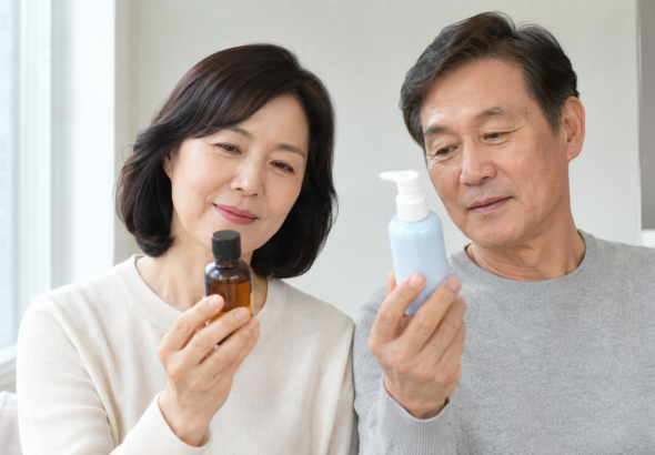 비타민C와 나이아신아마이드 제품을 비교하는 중년 부부