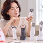 50대 여성이 여러 종류의 홈 뷰티기기를 비교해 고르는 모습
