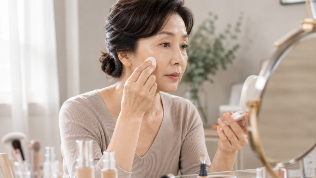 스펀지로 필요한 부위에 파운데이션을 얇게 바르는 50대 여성