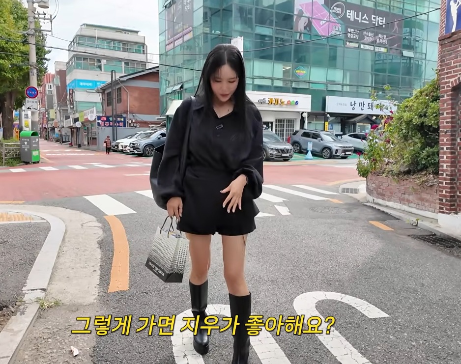 2026년 10월 딸 학교 참관수업을 위해 올블랙 셔츠와 롱부츠를 착용한 장영란