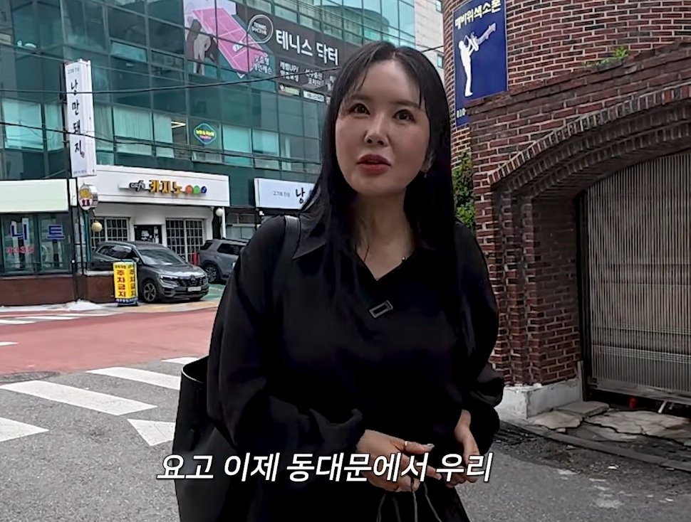 긴 블랙 셔츠와 반바지, 검은색 롱부츠를 조합한 장영란의 학부모 패션