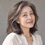 갈색과 은빛 새치가 섞인 어깨 길이 머리를 한 가상 중년 여성