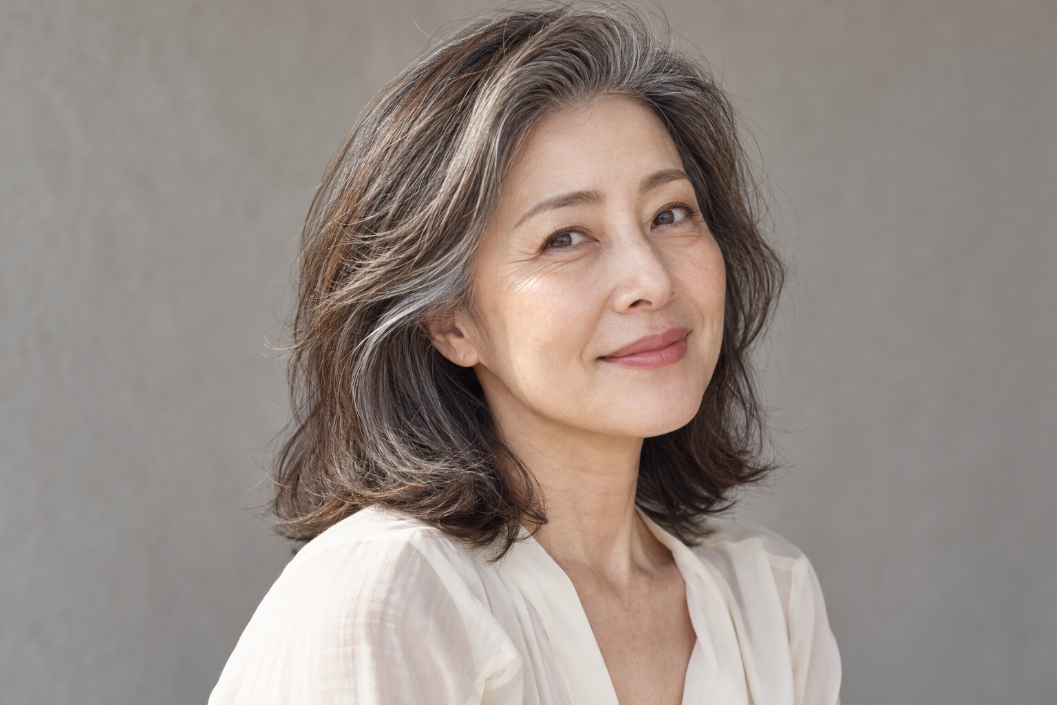갈색과 은빛 새치가 섞인 어깨 길이 머리를 한 가상 중년 여성