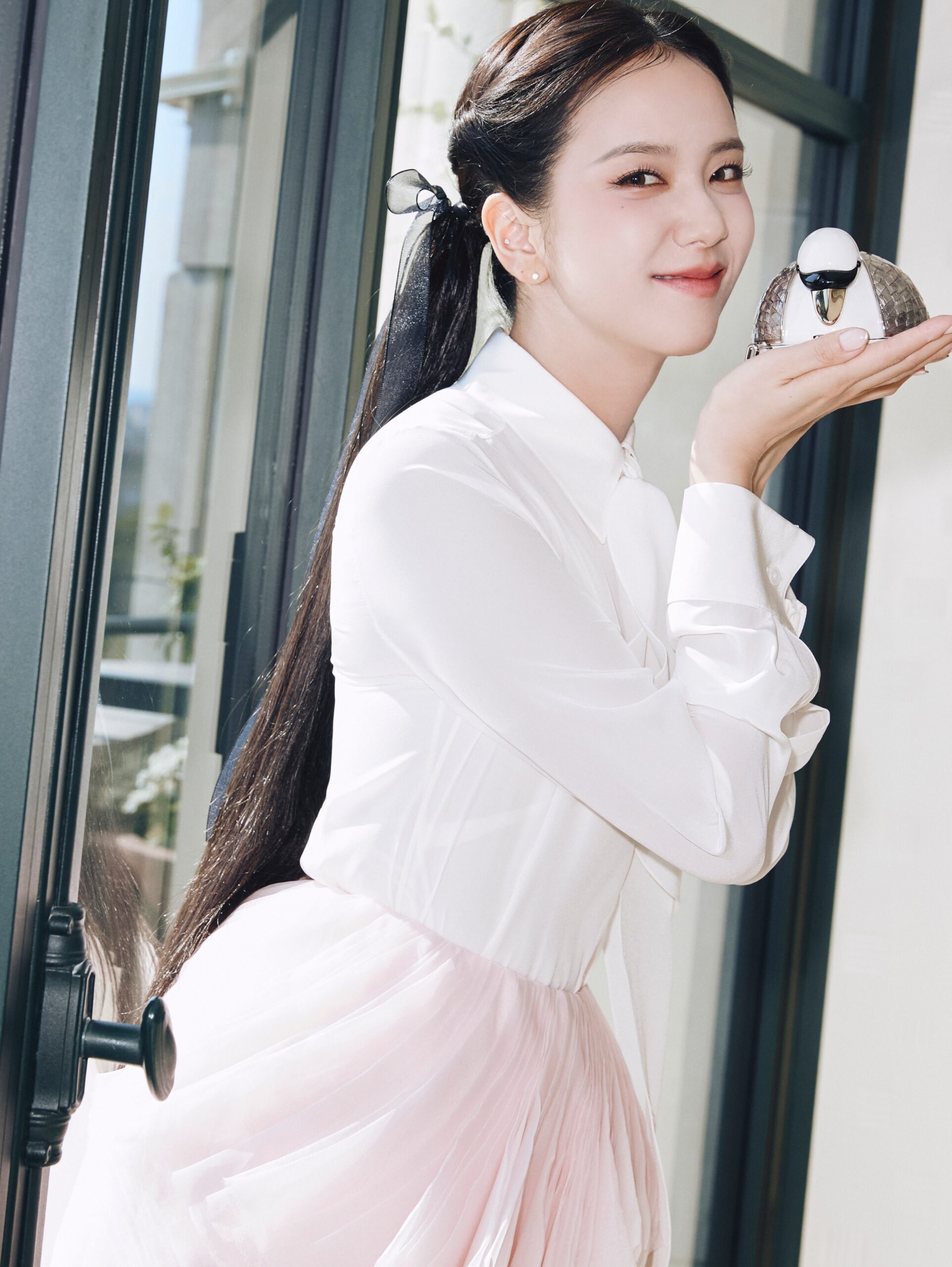 측면 구도로 본 지수의 메이크업과 묶은 머리