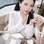 정면에 가까운 구도로 본 지수의 눈과 볼, 입술 메이크업