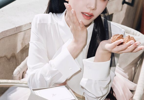 정면에 가까운 구도로 본 지수의 눈과 볼, 입술 메이크업