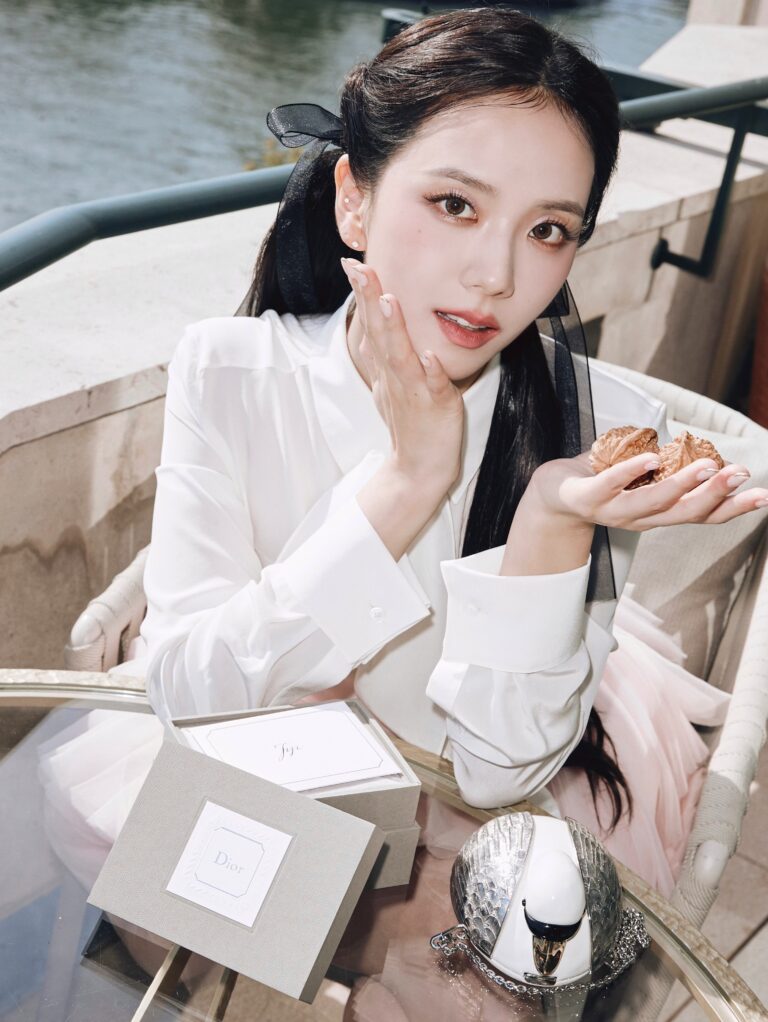 정면에 가까운 구도로 본 지수의 눈과 볼, 입술 메이크업