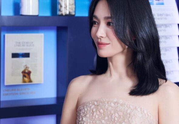 파리 겔랑 행사에서 매끈한 중단발과 장밋빛 입술을 선보인 송혜교