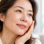50대 여성의 볼과 코 주변 피부 질감을 보여주는 중년 피부 관리 이미지